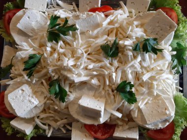 Masada çeşitli peynirlerle servis edilen peynir tabağı.