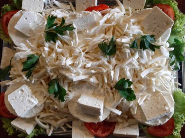 Masada çeşitli peynirlerle servis edilen peynir tabağı.