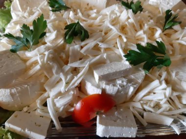 Masada çeşitli peynirlerle servis edilen peynir tabağı.