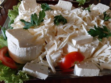 Masada çeşitli peynirlerle servis edilen peynir tabağı.