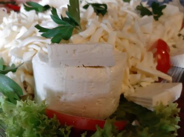 Masada çeşitli peynirlerle servis edilen peynir tabağı.