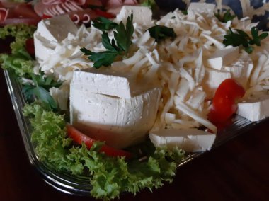 Masada çeşitli peynirlerle servis edilen peynir tabağı.