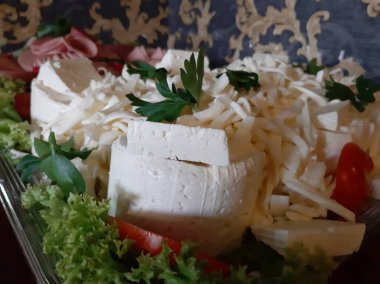 Masada çeşitli peynirlerle servis edilen peynir tabağı.