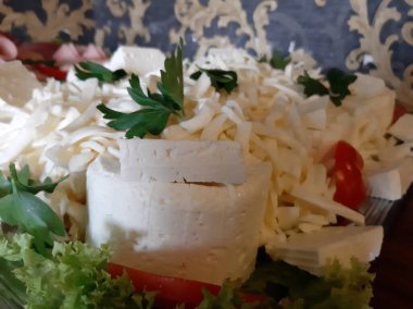 Masada çeşitli peynirlerle servis edilen peynir tabağı.