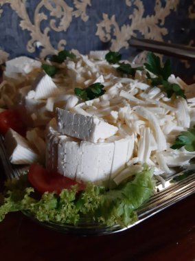 Masada çeşitli peynirlerle servis edilen peynir tabağı.