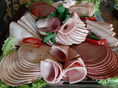 Masada çeşitli peynirlerle servis edilen peynir tabağı.