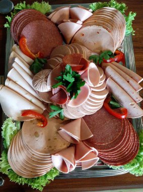 Masada çeşitli peynirlerle servis edilen peynir tabağı.