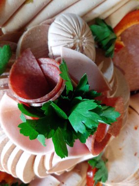 Masada çeşitli peynirlerle servis edilen peynir tabağı.