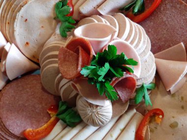 Masada çeşitli peynirlerle servis edilen peynir tabağı.