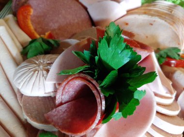 Masada çeşitli peynirlerle servis edilen peynir tabağı.