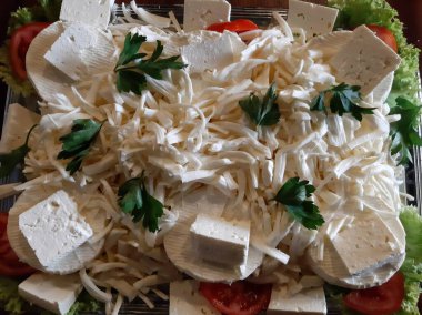 Masada çeşitli peynirlerle servis edilen peynir tabağı.