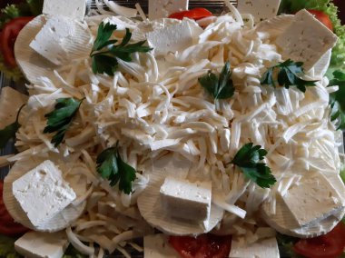 Masada çeşitli peynirlerle servis edilen peynir tabağı.