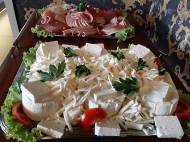 Masada çeşitli peynirlerle servis edilen peynir tabağı.