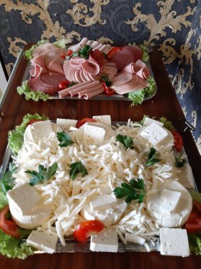 Masada çeşitli peynirlerle servis edilen peynir tabağı.