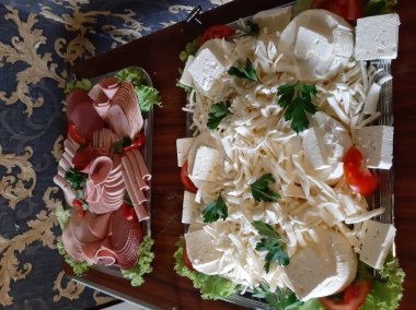 Masada çeşitli peynirlerle servis edilen peynir tabağı.