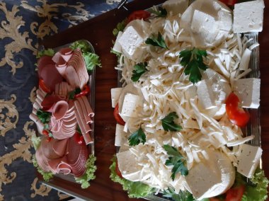 Masada çeşitli peynirlerle servis edilen peynir tabağı.