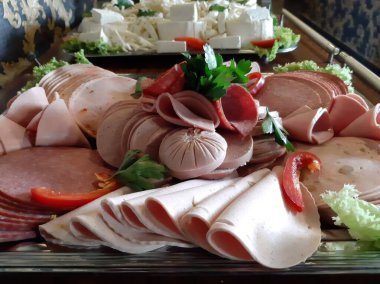 Masada çeşitli peynirlerle servis edilen peynir tabağı.