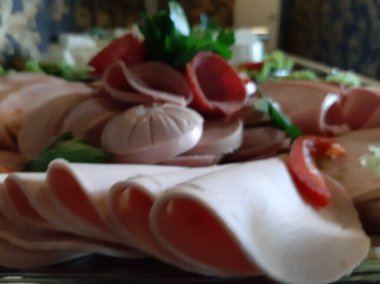 Masada çeşitli peynirlerle servis edilen peynir tabağı.