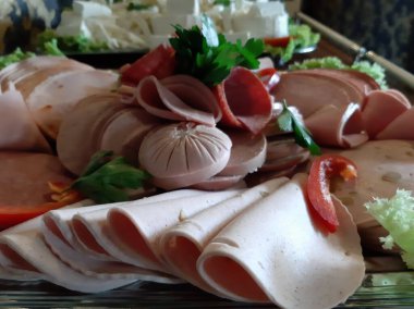 Masada çeşitli peynirlerle servis edilen peynir tabağı.