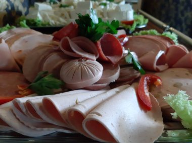 Masada çeşitli peynirlerle servis edilen peynir tabağı.