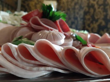 Masada çeşitli peynirlerle servis edilen peynir tabağı.