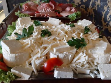 Masada çeşitli peynirlerle servis edilen peynir tabağı.