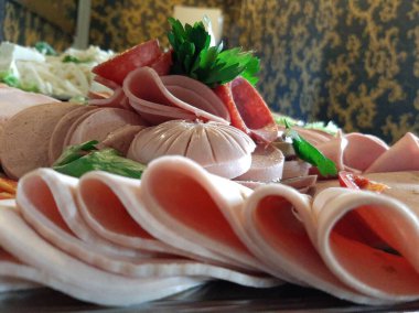 Masada çeşitli peynirlerle servis edilen peynir tabağı.