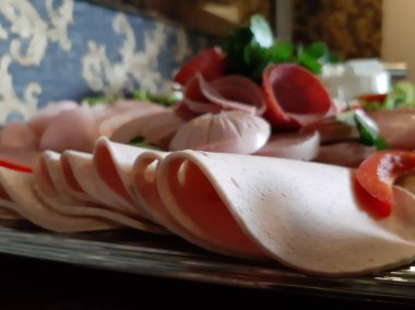 Masada çeşitli peynirlerle servis edilen peynir tabağı.