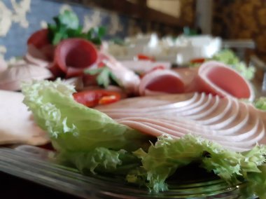 Masada çeşitli peynirlerle servis edilen peynir tabağı.