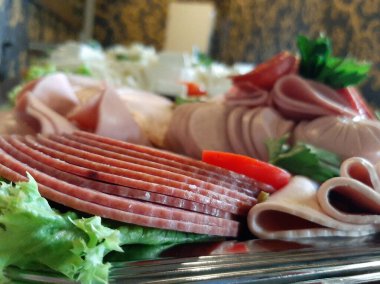 Masada çeşitli peynirlerle servis edilen peynir tabağı.