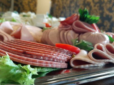 Masada çeşitli peynirlerle servis edilen peynir tabağı.