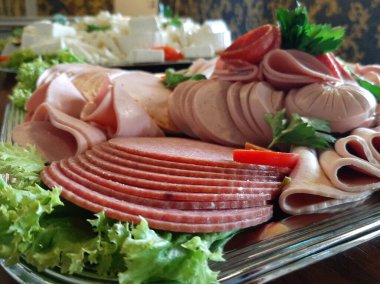 Masada çeşitli peynirlerle servis edilen peynir tabağı.