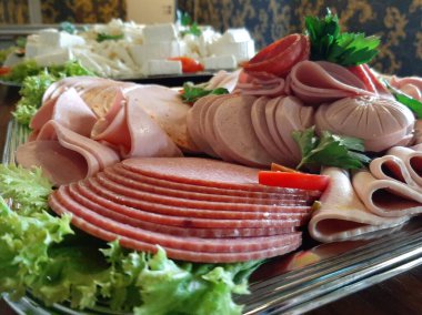 Masada çeşitli peynirlerle servis edilen peynir tabağı.