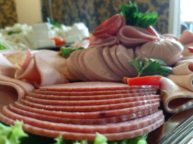 Masada çeşitli peynirlerle servis edilen peynir tabağı.