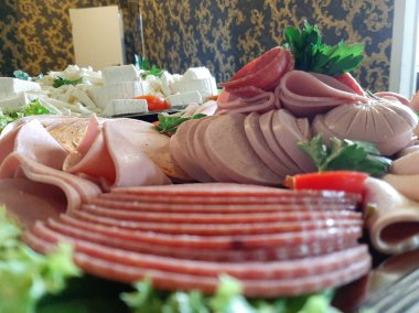 Masada çeşitli peynirlerle servis edilen peynir tabağı.