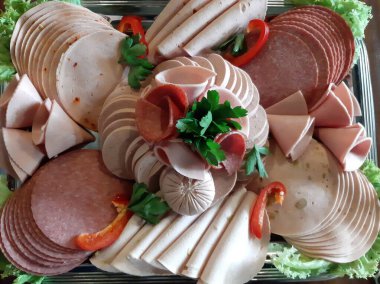 Masada çeşitli peynirlerle servis edilen peynir tabağı.