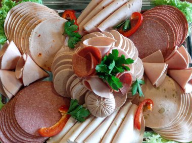 Masada çeşitli peynirlerle servis edilen peynir tabağı.