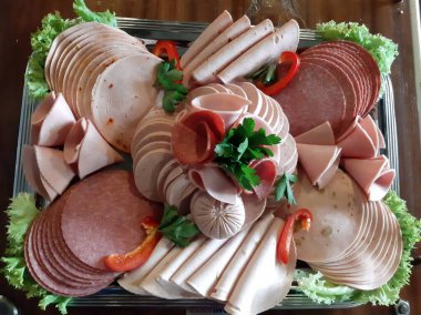 Masada çeşitli peynirlerle servis edilen peynir tabağı.