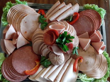 Masada çeşitli peynirlerle servis edilen peynir tabağı.