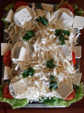 Masada çeşitli peynirlerle servis edilen peynir tabağı.