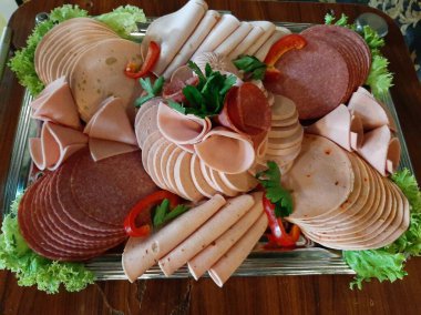 Masada çeşitli peynirlerle servis edilen peynir tabağı.