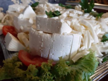 Masada çeşitli peynirlerle servis edilen peynir tabağı.