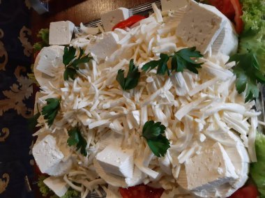 Masada çeşitli peynirlerle servis edilen peynir tabağı.