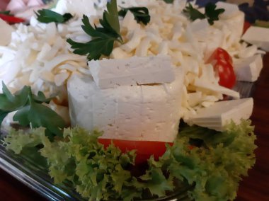 Masada çeşitli peynirlerle servis edilen peynir tabağı.