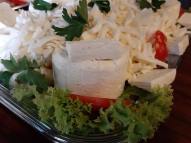 Masada çeşitli peynirlerle servis edilen peynir tabağı.