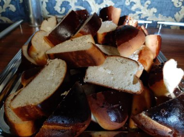 Masada çeşitli peynirlerle servis edilen peynir tabağı.