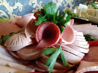 Masada çeşitli peynirlerle servis edilen peynir tabağı.