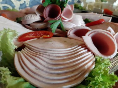 Masada çeşitli peynirlerle servis edilen peynir tabağı.