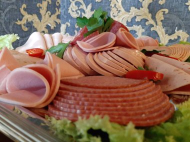 Masada çeşitli peynirlerle servis edilen peynir tabağı.