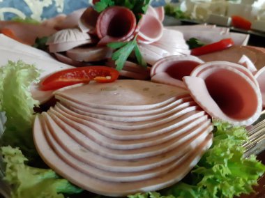 Masada çeşitli peynirlerle servis edilen peynir tabağı.